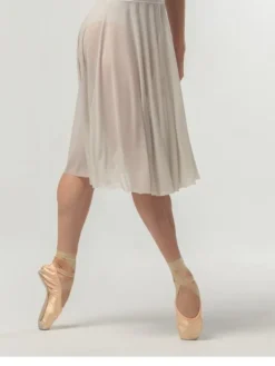 Beigefarvet langt pull on mesh skørt fra Mara Dancewear