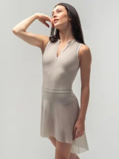 Beigefarvet pull on mesh skørt fra Mara Dancewear