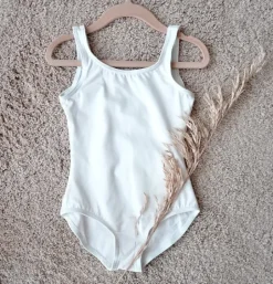 Bloch hvid dragt m.bælte u. ærme til piger