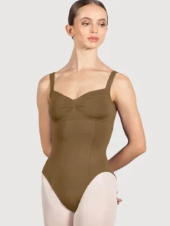 Bloch mandelfarvet klassisk dragt m. skønne detaljer