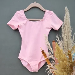 Bloch mørk rosa dragt m.kort ærme til piger