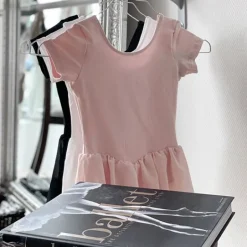 Bloch sort dragt m.chiffon skørt til piger