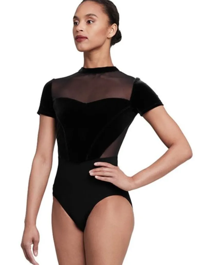 Bloch sort dragt med korte ærmer