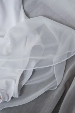 Capezio hvid dragt m. skørt og chiffon ærmer