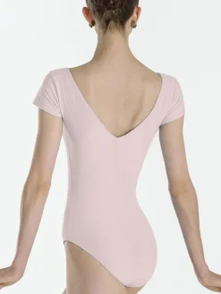 Dragt med korte ærmer i lyserød fra Wear Moi