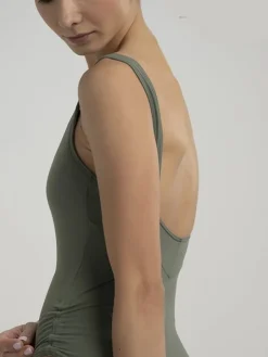 Dragt med rynkedetaljer i olivengrøn fra Grishko