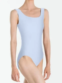 Dragt med tank ærmer i lyseblå fra Wear Moi