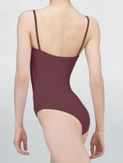 Dragt med tynde stropper i bordeaux fra Wear Moi