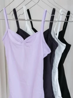 Dragt med tynde stropper og rynk i hvid fra Wear Moi