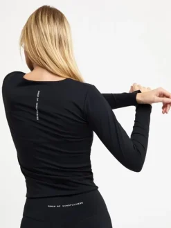 Drop of Mindfulness Carmen langærmet bluse i mat sort