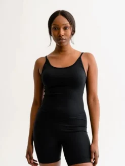 Drop of Mindfulness Izzy rib kort jumpsuit i sort