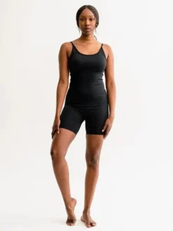 Drop of Mindfulness Izzy rib kort jumpsuit i sort