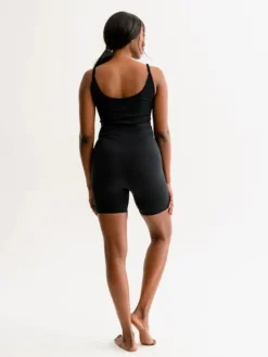 Drop of Mindfulness Izzy rib kort jumpsuit i sort