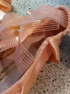 Elegant hullet elastisk bånd til balletsko
