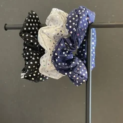 Hvid hårelastik med trykte palietter