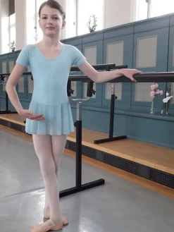 Lyseblå dragt med påsyet chiffon skørt Ballet Rosa