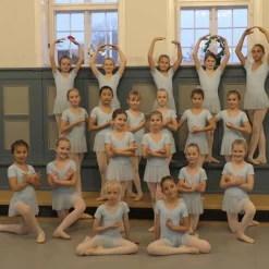 Lyseblå dragt med påsyet chiffon skørt Ballet Rosa
