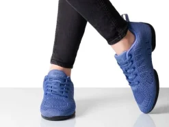 Mellem blå dansesneaker i åndbar strik til damer - Suny