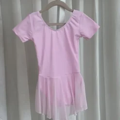 Mørk rosa dragt med påsyet chiffon skørt Ballet Rosa