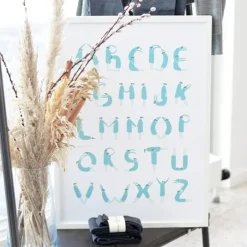 Plakat med alfabet bogstaver formet som yogastillinger