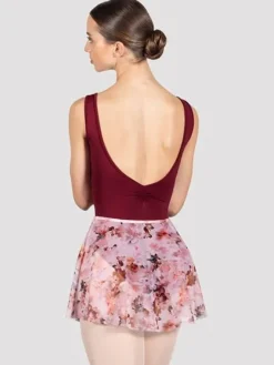 Pull on skørt med smukt rødlig print af blomster fra Bloch