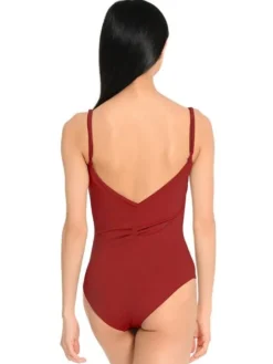 Seré bordeaux dragt m. rynkedetaljer og tynde stropper