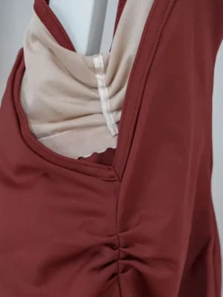 Seré bordeaux dragt m. rynkedetaljer og tynde stropper