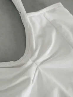 Seré hvid dragt m. justerbare stropper og rynkedetaljer