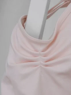 Seré rosa dragt m. rynkedetaljer og justerbare stropper