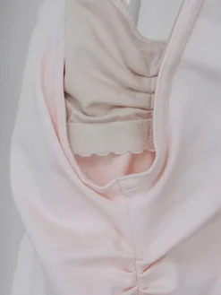 Seré rosa dragt m. rynkedetaljer og justerbare stropper