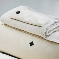 Simple Days yogapølle i råhvid