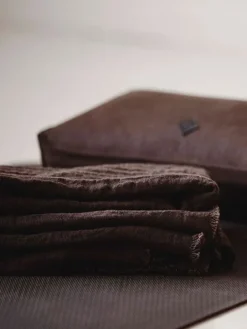 Simple Days yogasjal i mørkebrun