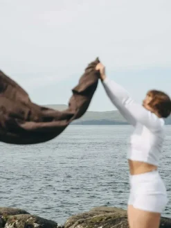 Simple Days yogasjal i mørkebrun