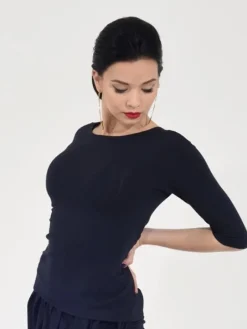 Sort bluse med bådhals og 3/4 lange ærmer