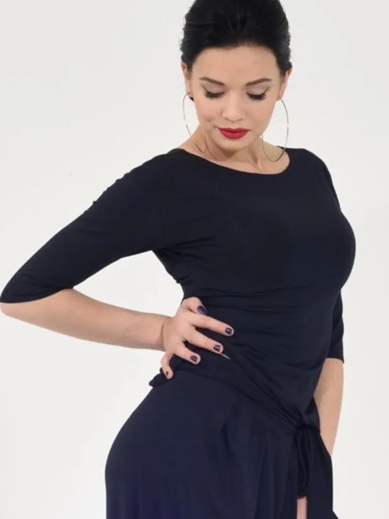 Sort bluse med bådhals og 3/4 lange ærmer