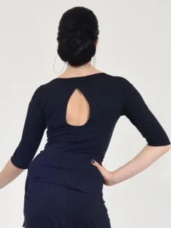 Sort bluse med bådhals og 3/4 lange ærmer