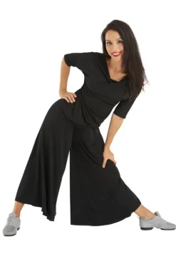 Sort bluse med bådhals og halv lange ærmer