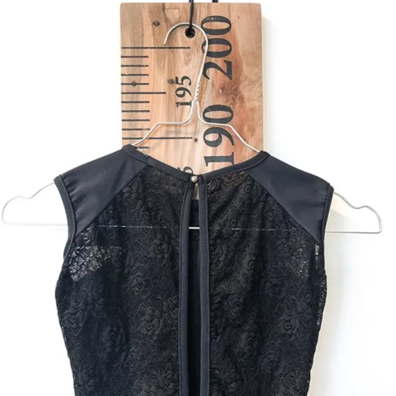 Sort dragt m. blonde og flot ryg til piger