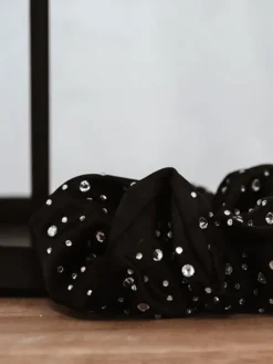 Sort hårelastik med rhinsten