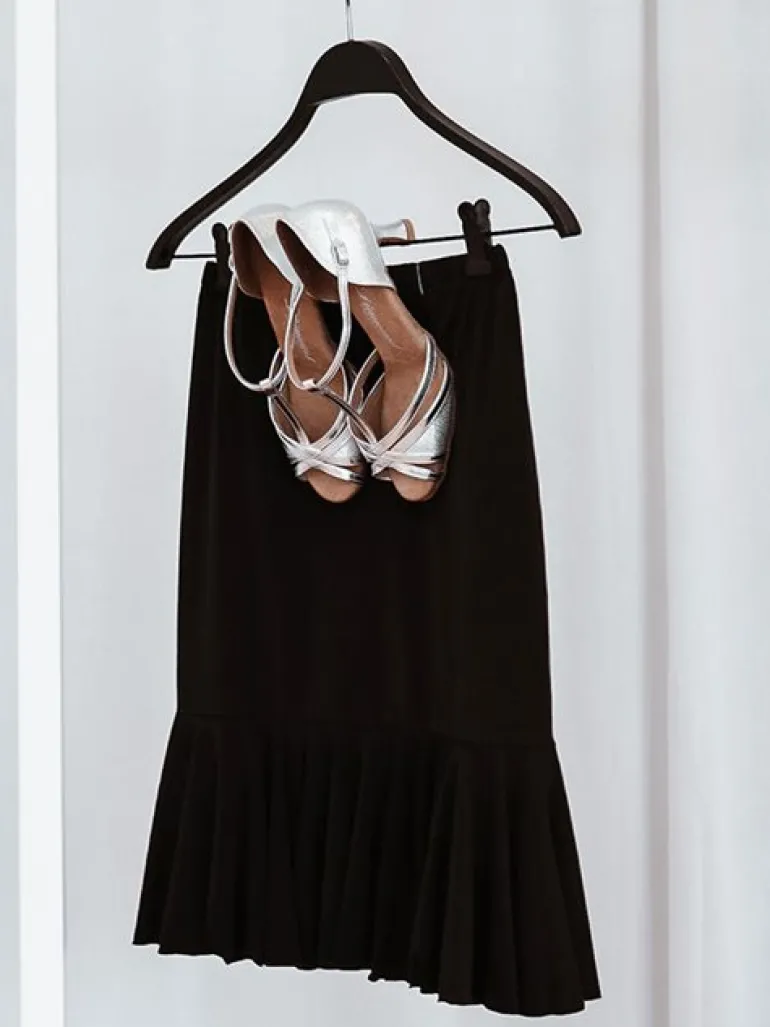 Sort nederdel med flæse stykke forneden