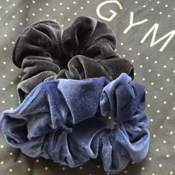 Sort velour hårelastik